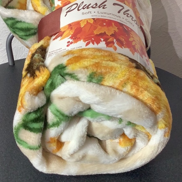Morgan Home NEW - 50 x 60 IN - cozy soft luxurious SUNFLOWER themed Plush Throw - Picture 3 of 7